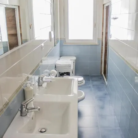 Garda Fantasy Apartment - Jacuzzi Desenzano del Garda Exterior photo