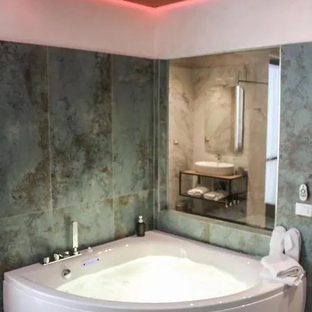 Garda Fantasy Apartment - Jacuzzi Desenzano del Garda Exterior photo