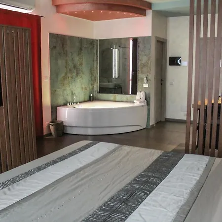 Garda Fantasy Apartment - Jacuzzi Desenzano del Garda Exterior photo