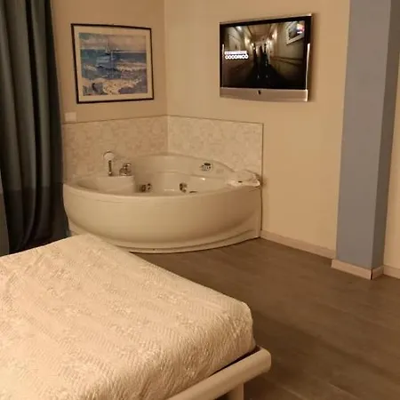 Garda Fantasy Apartment - Jacuzzi Desenzano del Garda Exterior photo